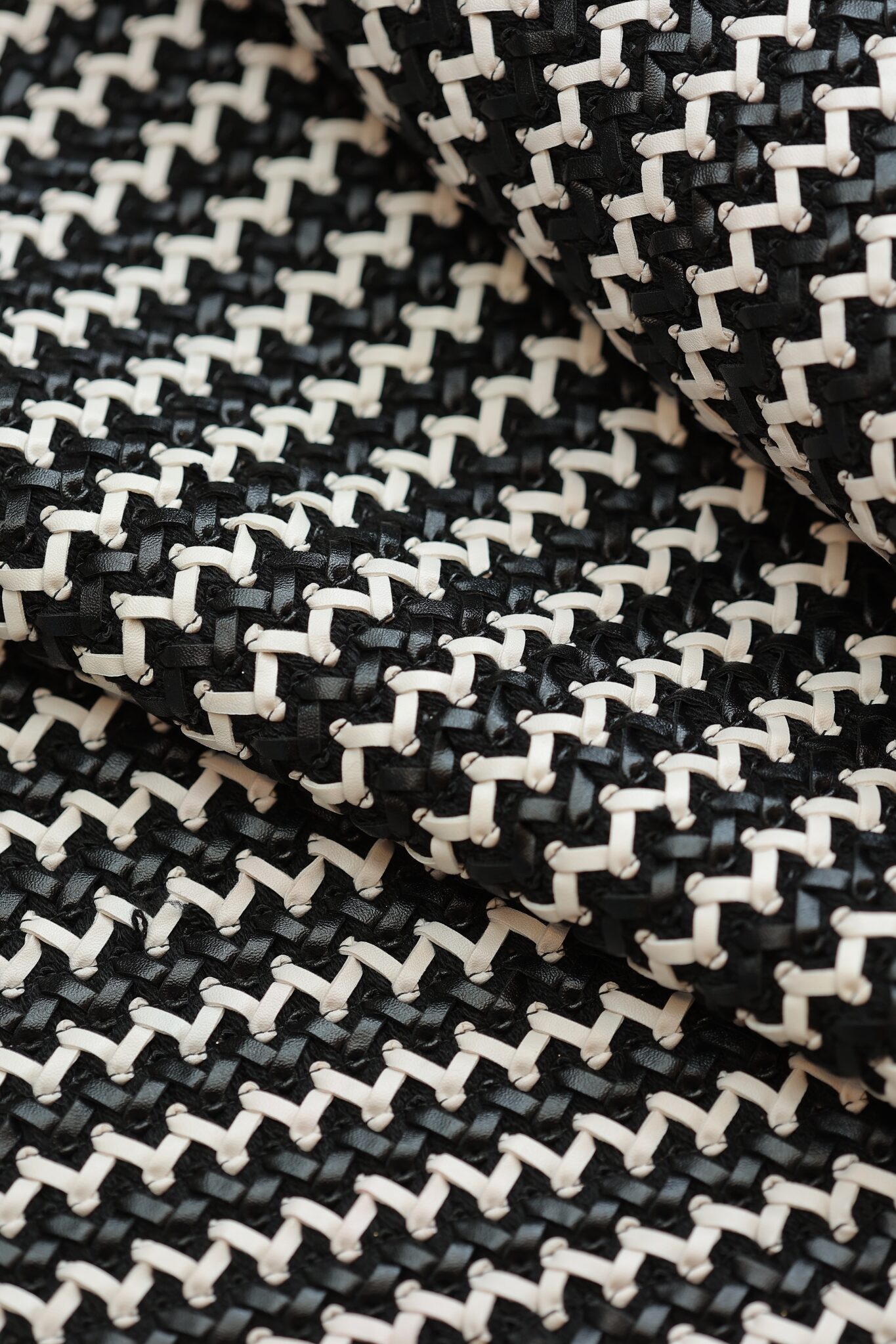 Isprepletena Crno-Bela Eko Koža / Veštačka Koža (Širina 70 cm) – Za Jakne, Sakoe, Aksesoare i Torbe - Brokat fashion AC014 – 220