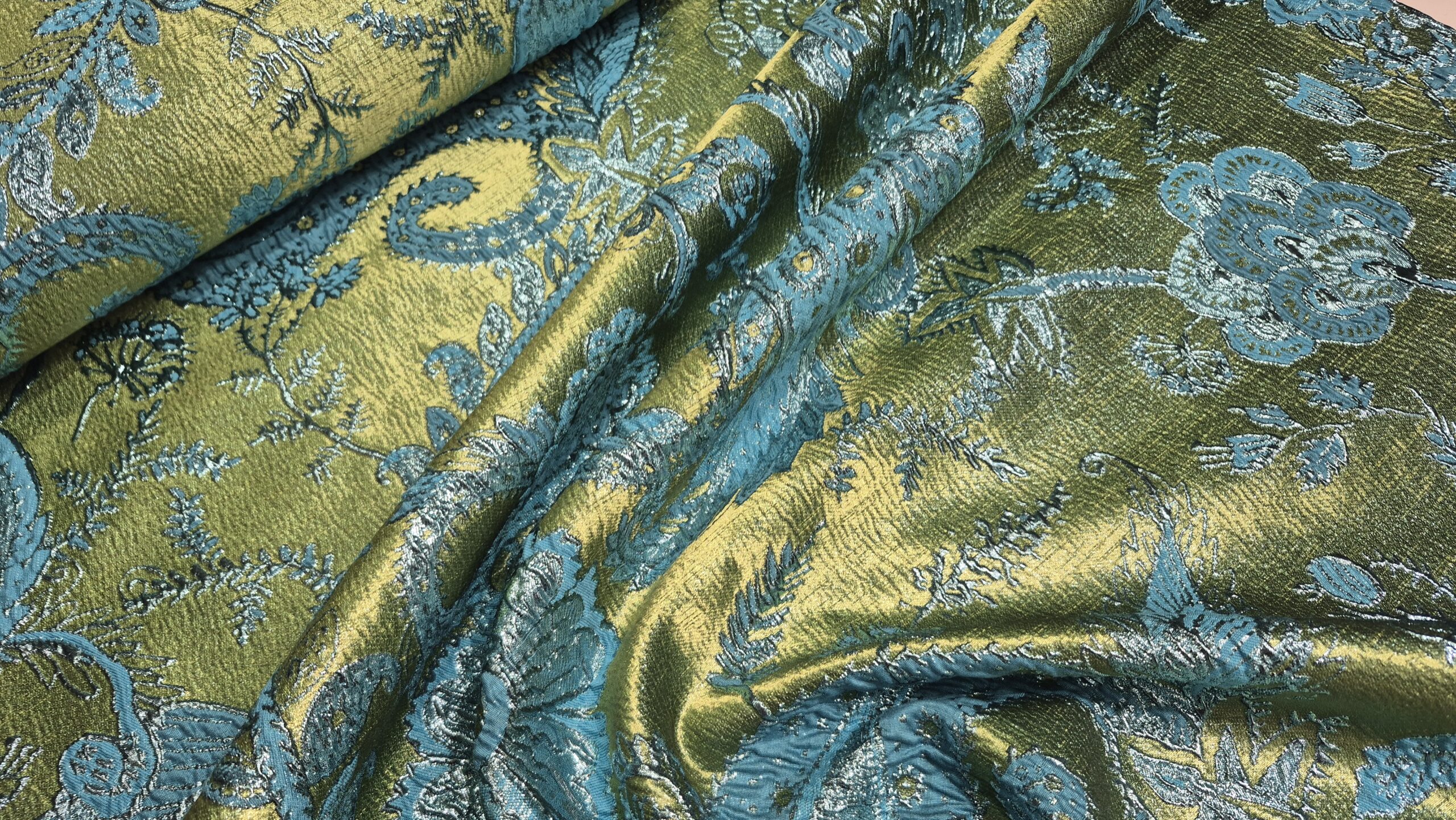 Luksuzni Brokat Selection PM068 – 36 Maslinasto Zeleni sa Tirkiznim Paisley Motivima – širina 150cm