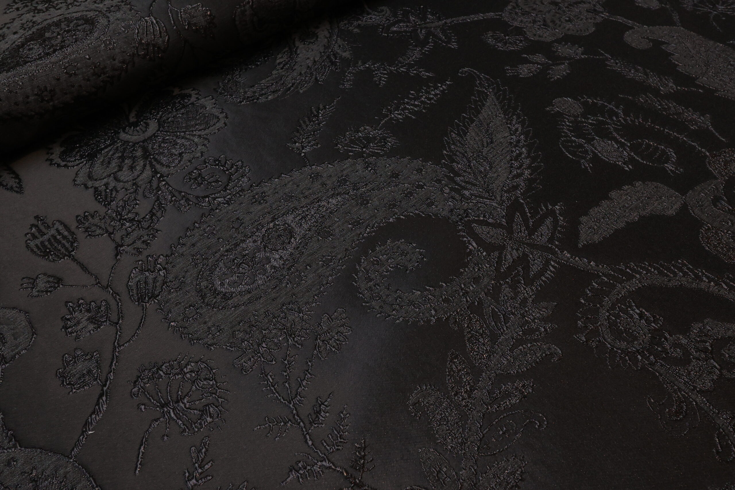 Ekskluzivni Brokat Selection PM068 – 43 Cvetni dezen u crnoj boji (150cm)