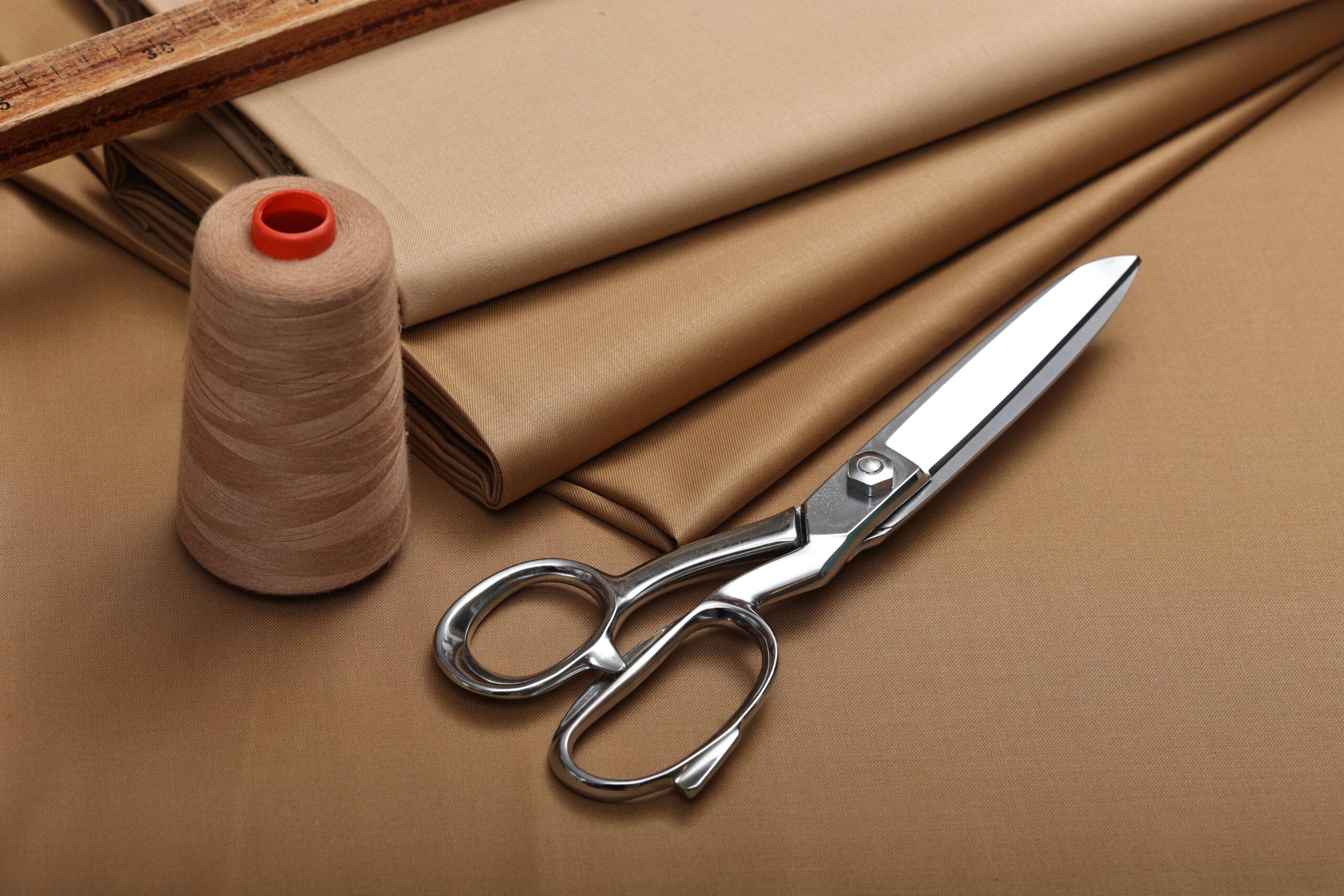 Ženska odela od kašmirskog štofa – moderna zamena za svečanu haljinu