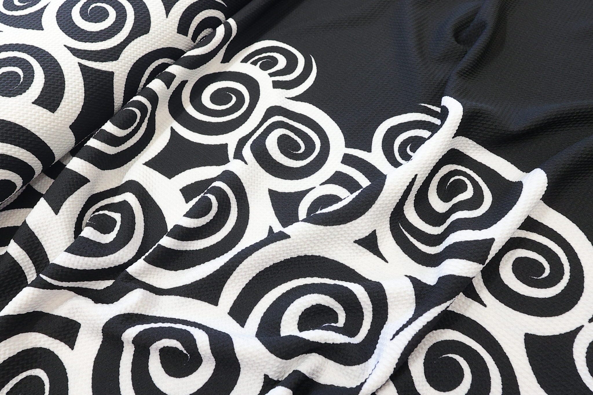 Reljefna Bordura Likra – Crno-Beli Apstraktni Spiralni Print sa Jednobojnim Panelom PE012 - 67