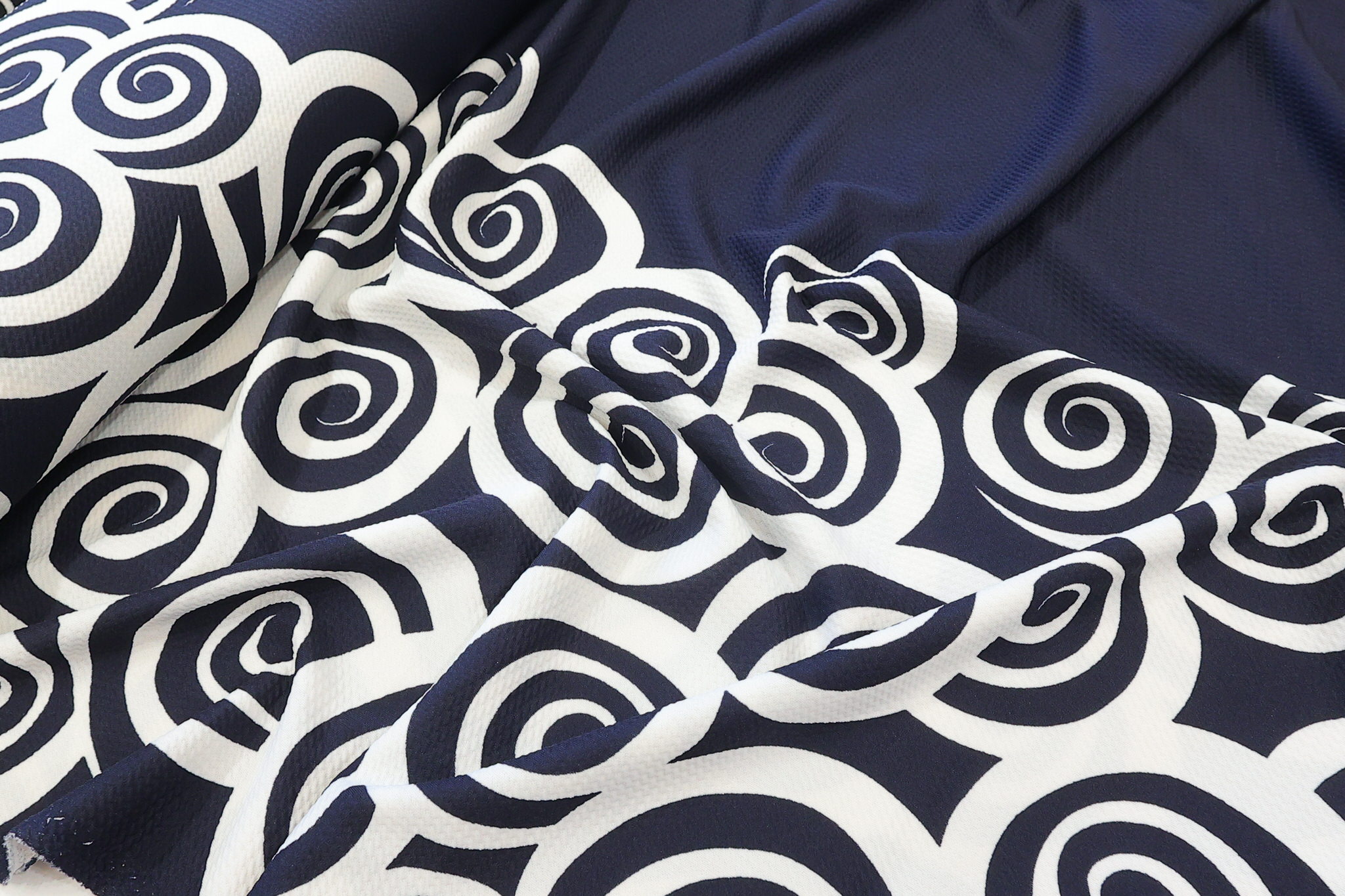 Reljefna Bordura Likra – Teget-Beli Apstraktni Spiralni Print sa Jednobojnim Panelom PE012 - 68