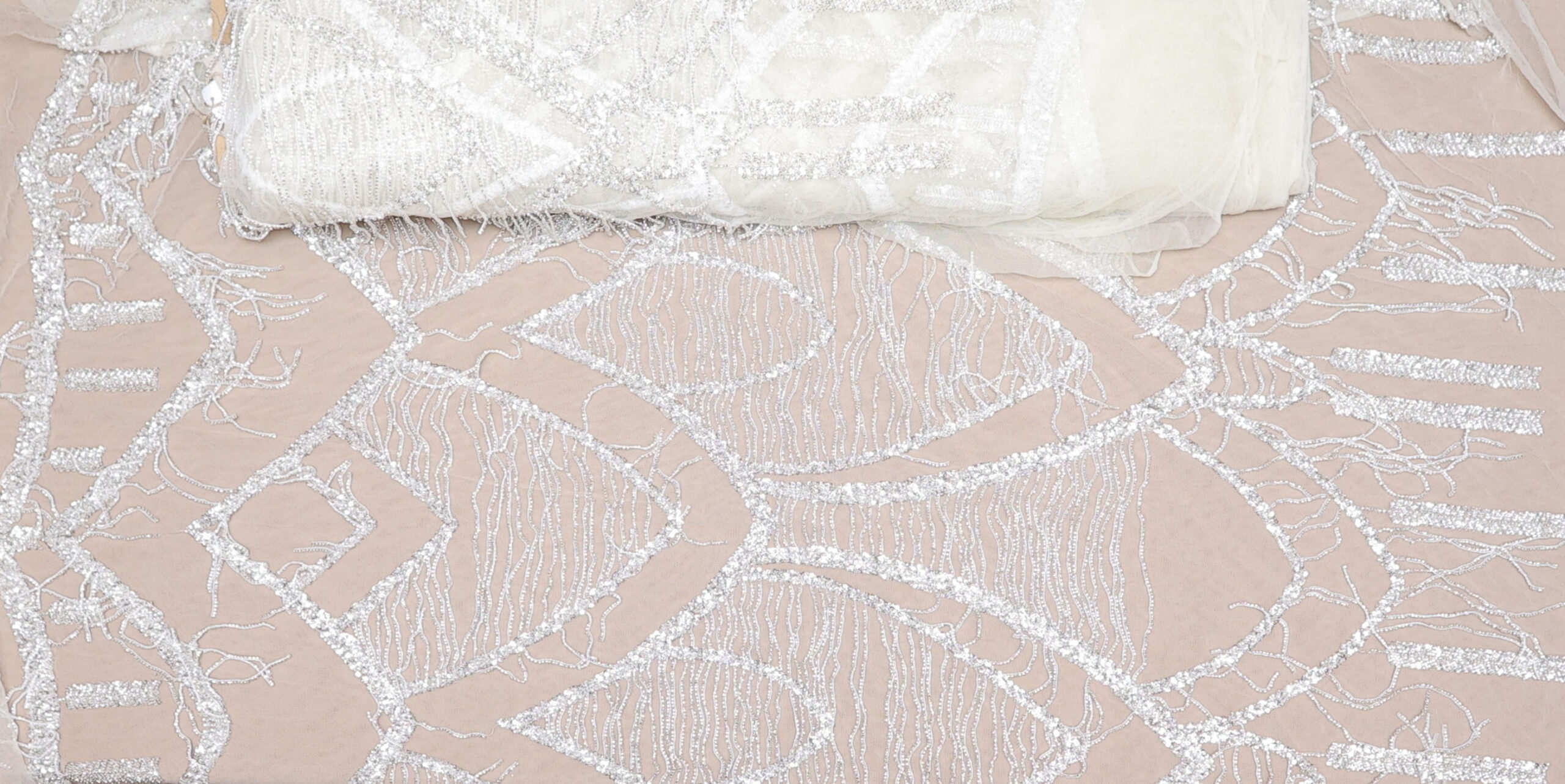 Luksuzna bridal bela čipka sa resama od perli – Extra kupon VI - CP014 - 3