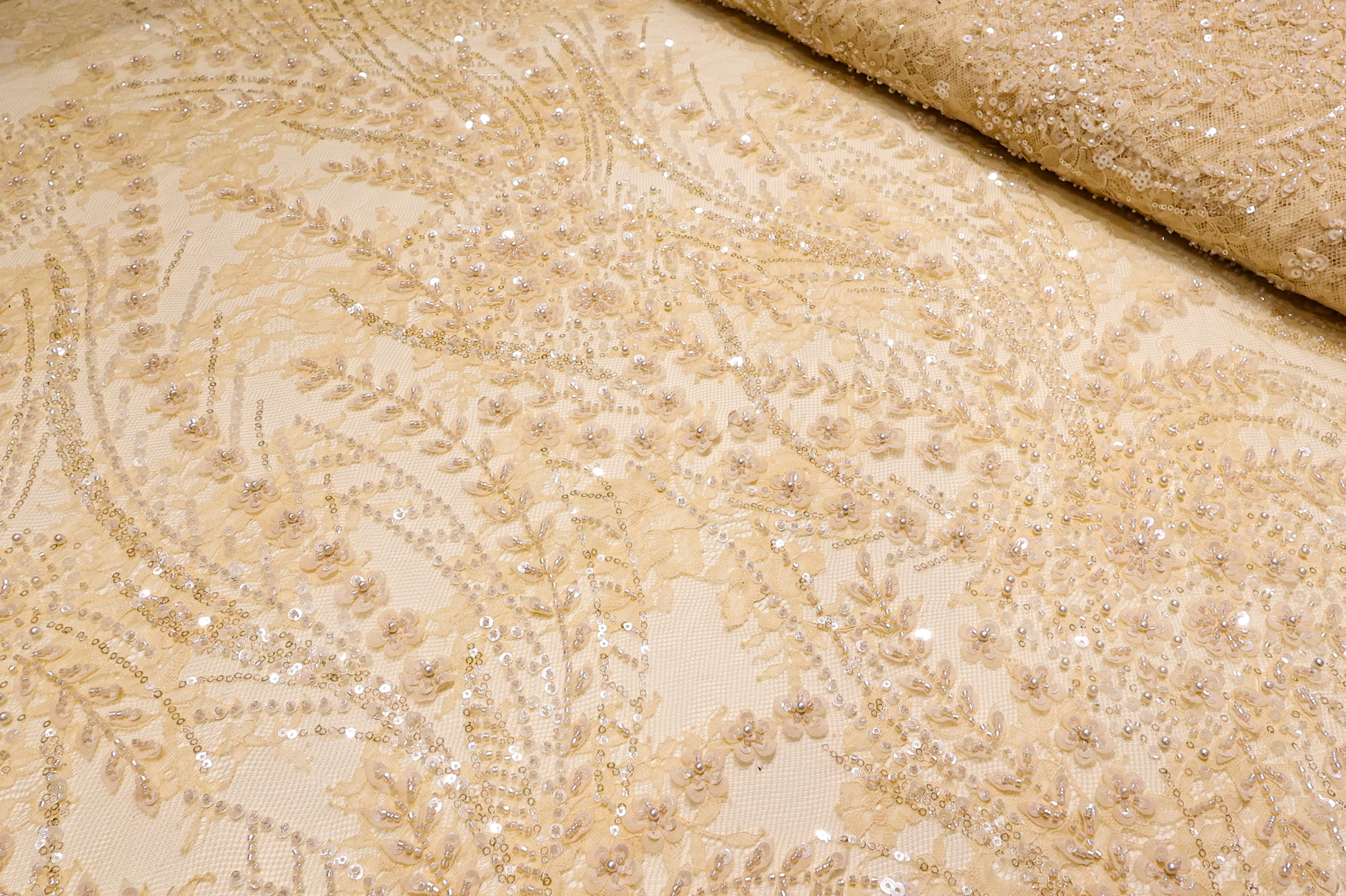 BEŽ ČIPKA ELEGANCE FRENCH CP067 - 33 | Ekskluzivna Čipka sa Kristalima i Perlama