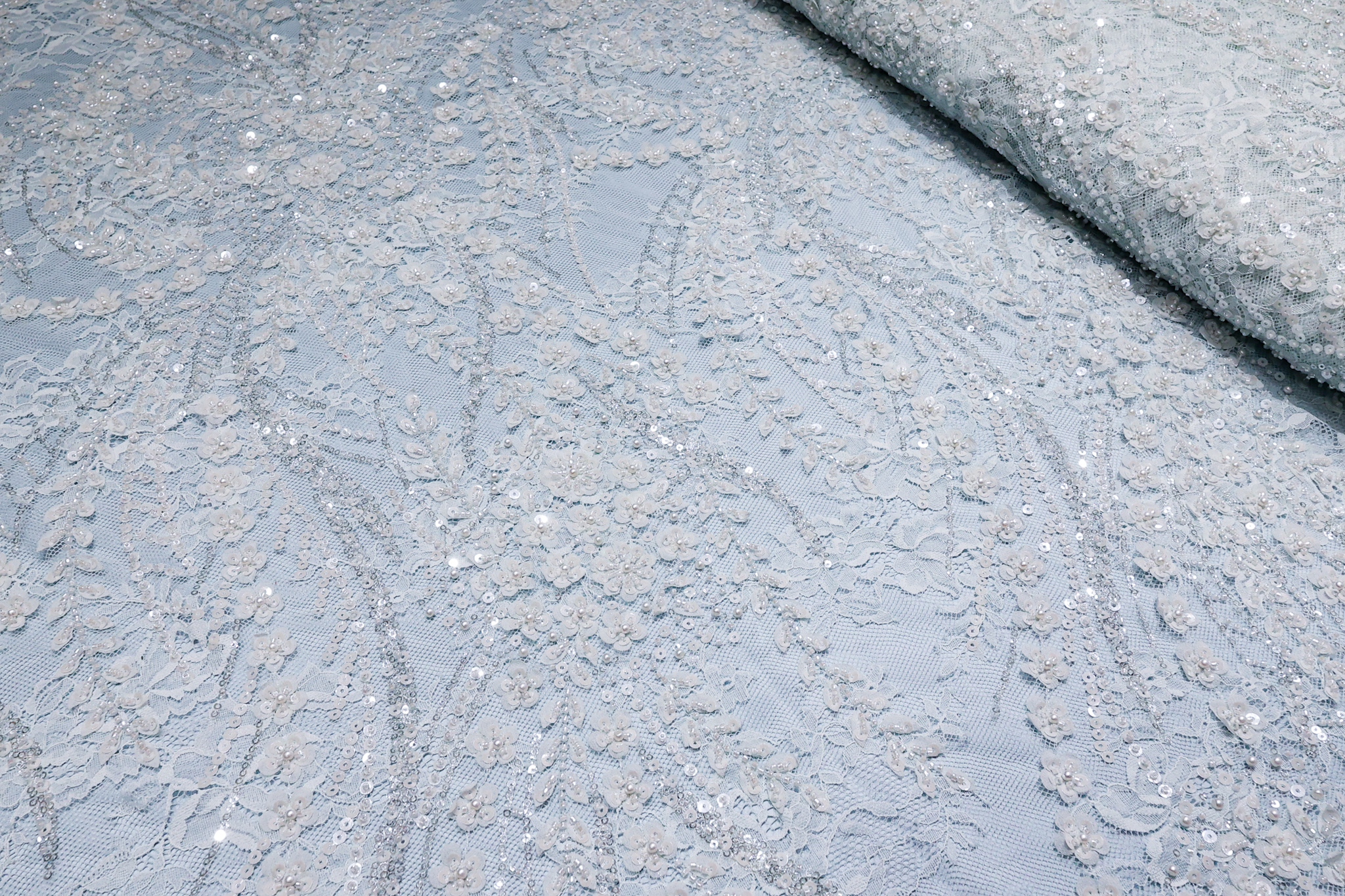 BEBI PLAVA ČIPKA ELEGANCE FRENCH CP067 - 34 | Ekskluzivna Čipka sa Kristalima i Perlama