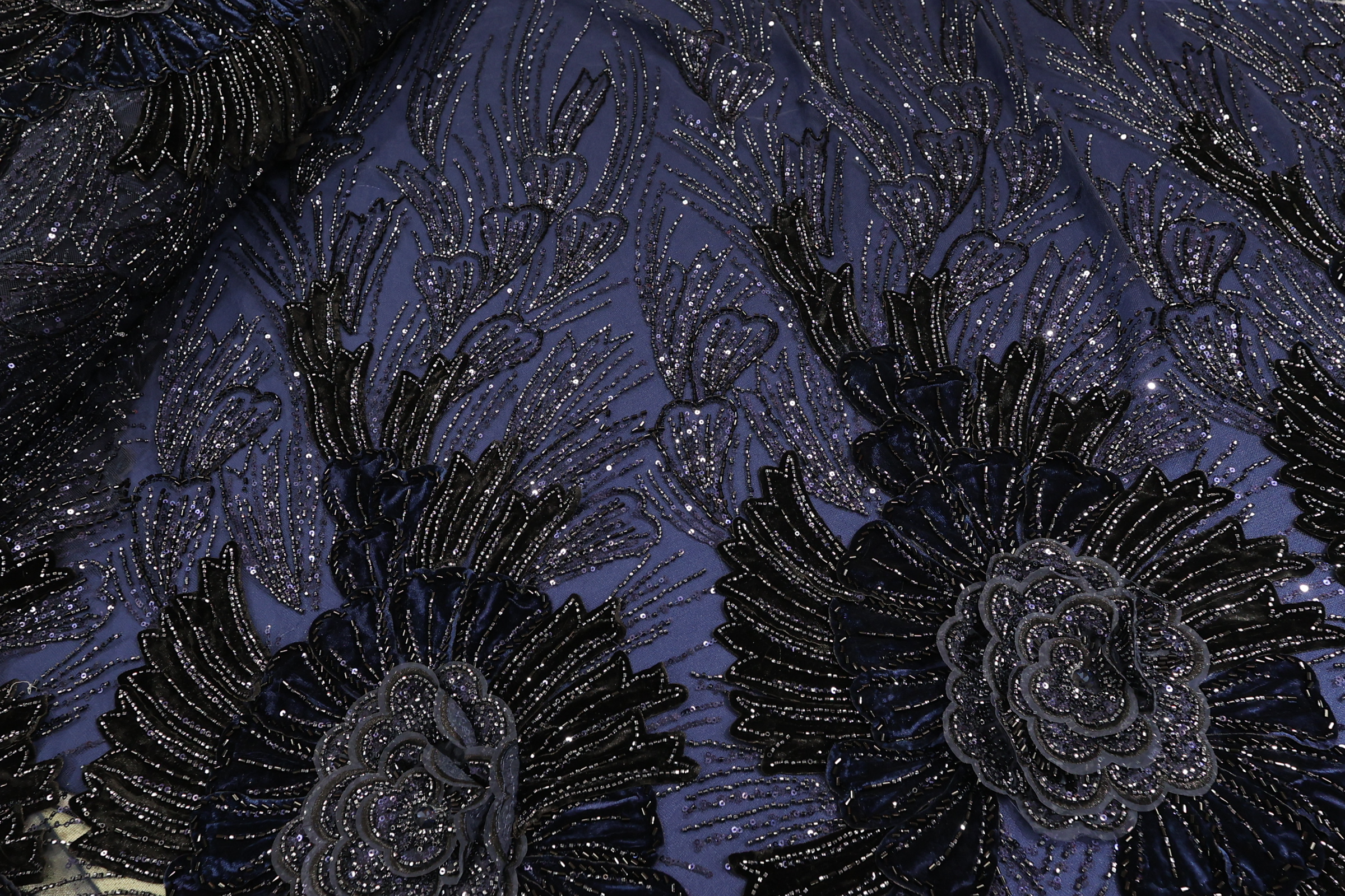 Ekskluzivna ČIPKA ELEGANCE KUPON CP067 – 36 - Luksuzni Pliš, Perle i Šljokice u dezenu