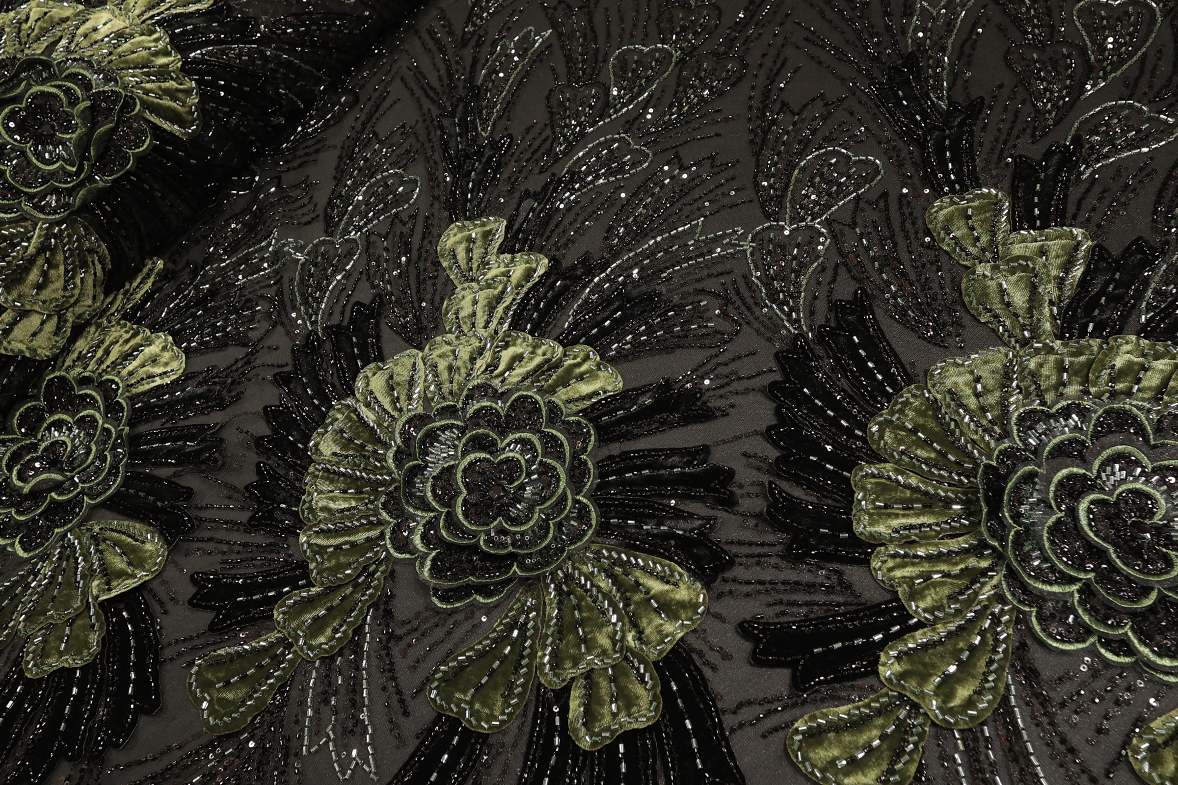 Ekskluzivna ČIPKA ELEGANCE KUPON CP067 – 40 - Luksuzni Pliš, Perle i Šljokice u dezenu