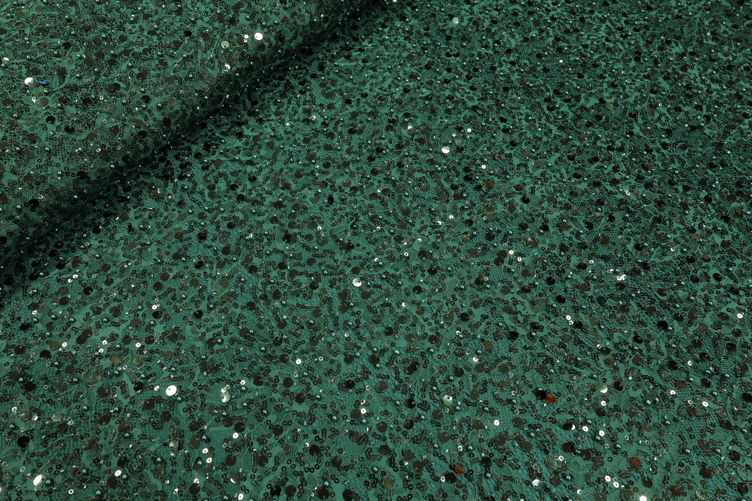 Smaragdno zelena Kristalna Čipka French CP008 - 32 – Ekskluzivna gusta vezena čipka na končanoj osnovi