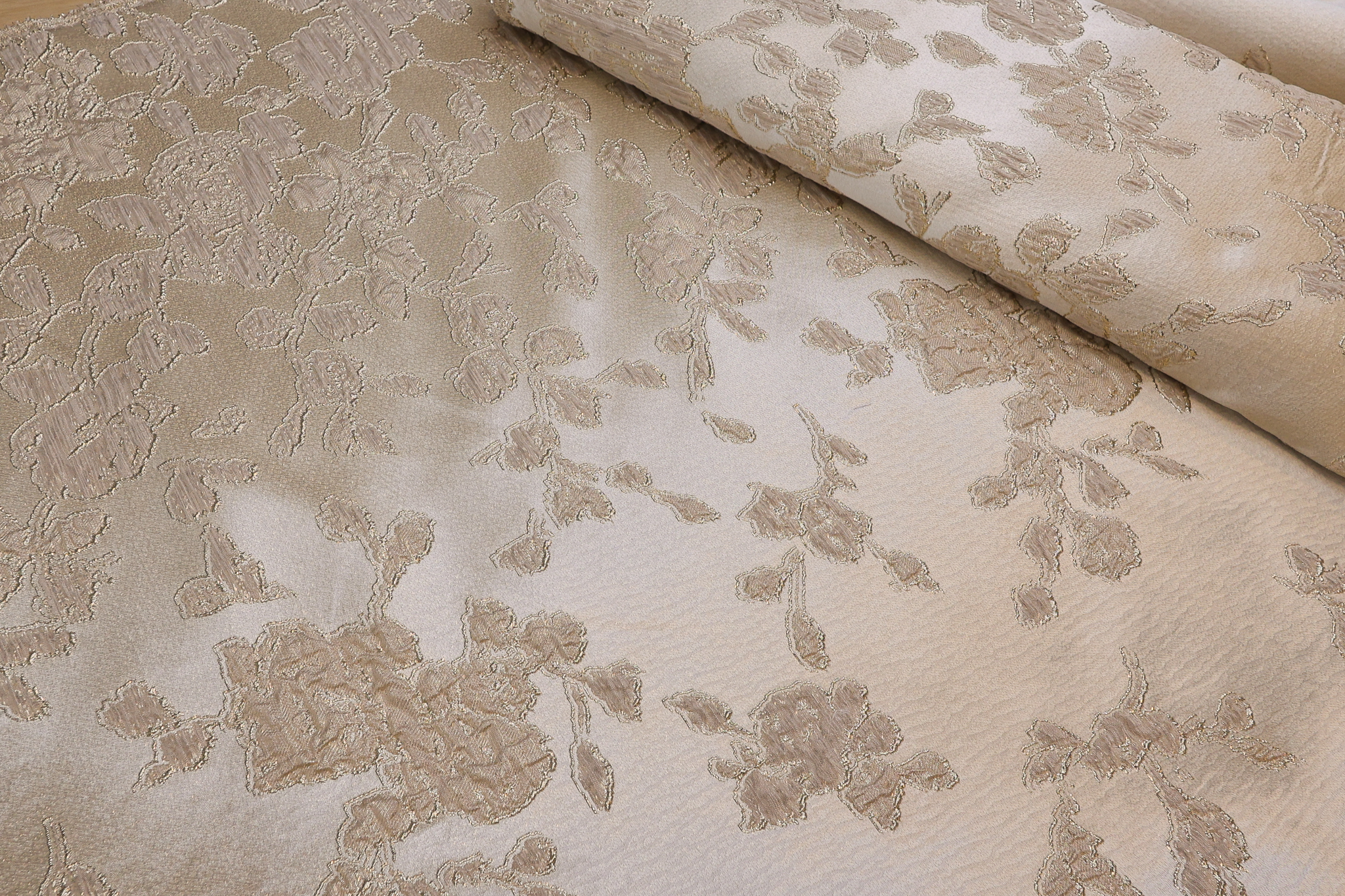 Brokat selection zlatni PM068 - 50 Ekskluzivni metalizirani materijal sa cvetnim dezenom (150cm)