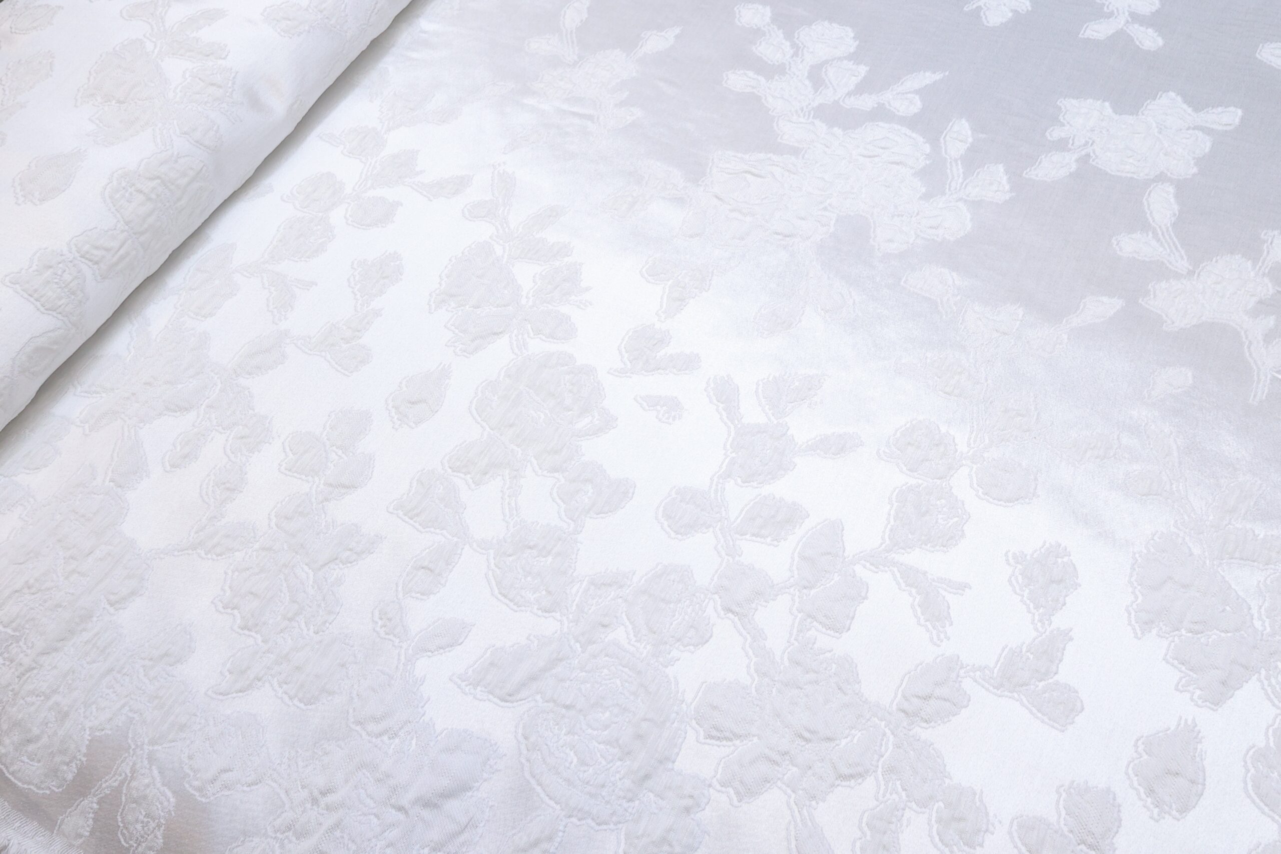 Brokat selection Bridal PM068 - 59 Ekskluzivni sedefasti materijal sa asimetričnim floralnim dezenom (150cm)